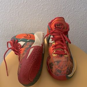 Kyrie Infinity Big kids basketball shoes new without original box